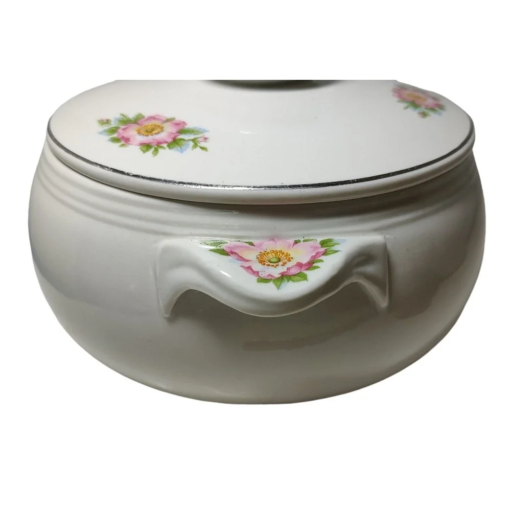 Halls Superior Covered Casserole Dish Quality Kitchenware‎ Rose White Two Quart
